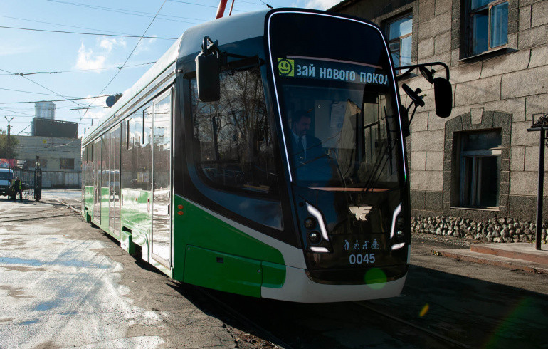 В Челябинск поставили 10 низкопольных трамваев с USB-розетками и бесплатным W-Fi