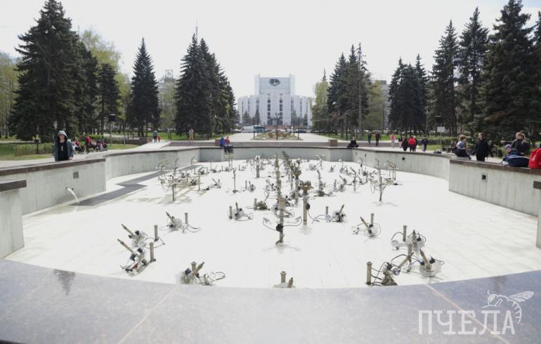 В Челябинске готовят к запуску главный светомузыкальный фонтан, а в районах заработали сухие фонтаны