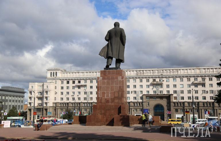 В Челябинске началась очистка главных городских памятников