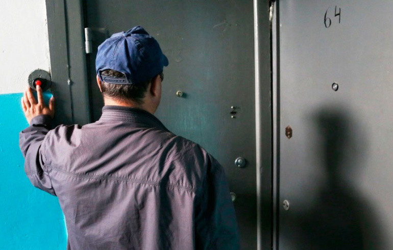 В Челябинской области лжеэлектрик обокрал пенсионера