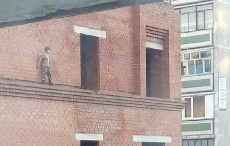 В Челябинской области составят список опасных для детей недостроев, заброшек и открытых люков