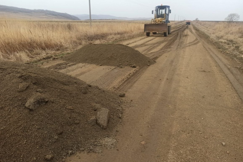 В Приморье приводят в порядок подмытые гравийные дороги