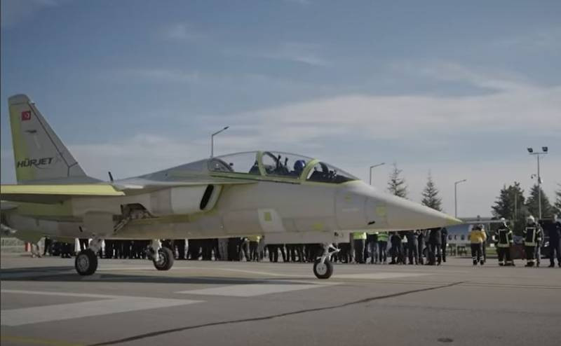 В Турции впервые в воздух поднялся перспективный учебно-боевой самолёт Hürjet собственной разработки