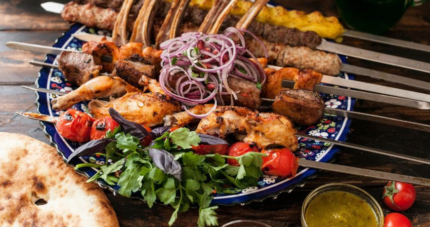 Вкусно и полезно: напитки и еда, которые помогут нейтрализовать канцерогены шашлыка