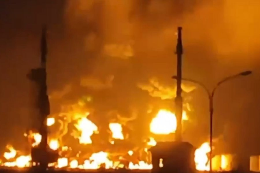 Власти Севастополя заявили, что горящий резервуар не представляет угрозы для гражданских объектов