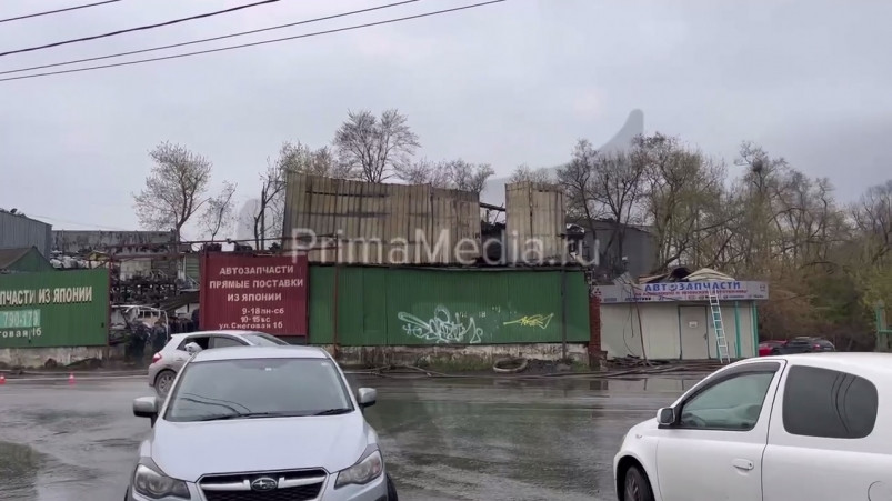 Во Владивостоке на Снеговой загорелся магазин автозапчастей (видео)