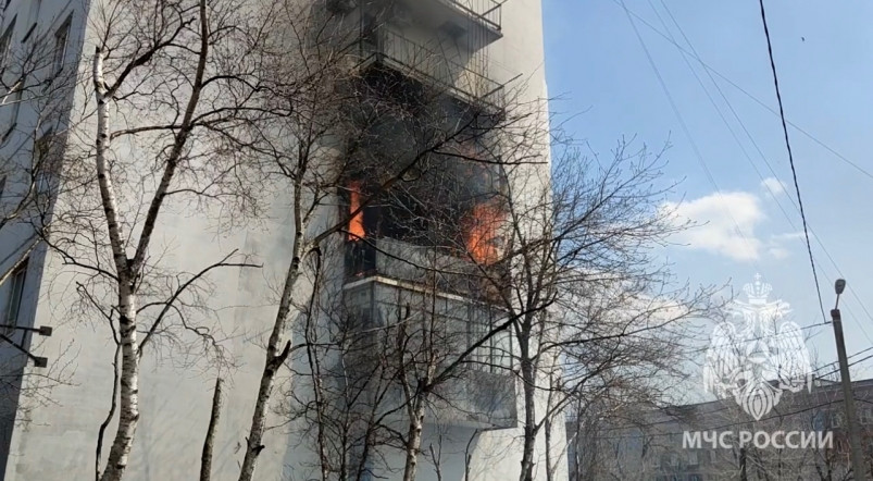 Во Владивостоке пожарные спасли женщину из загоревшейся многоэтажки