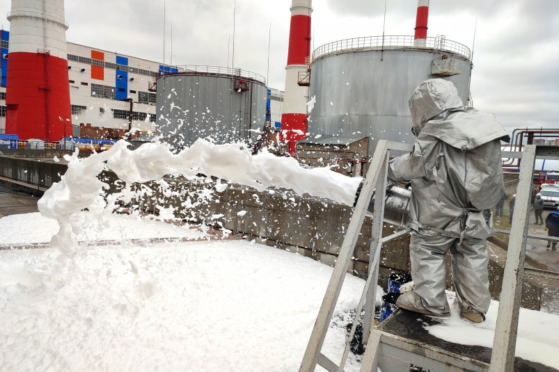 Во время крупных учений энергетики ВТЭЦ-2 “ликвидировали” разлив нефтепродуктов
