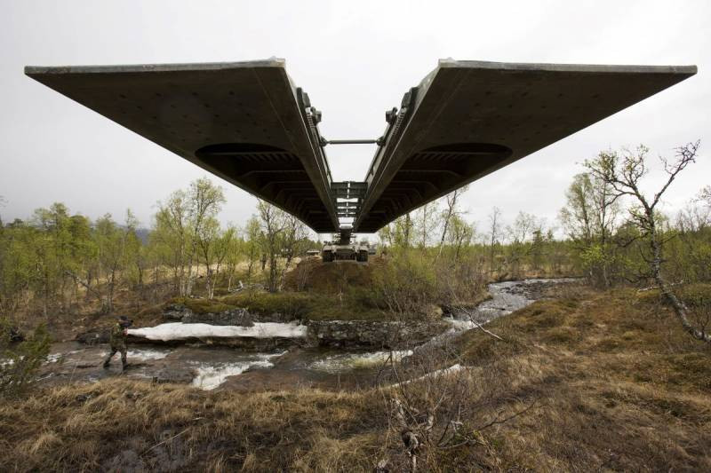 Военнослужащие ВСУ в Германии отрабатывают наведение переправ через водные преграды