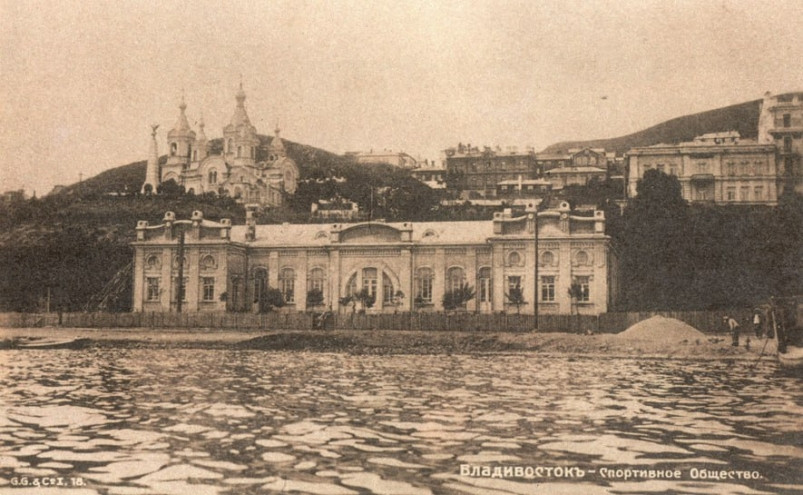 “Вообще не узнать”: старое фото “легендарного” клуба удивило многих приморцев