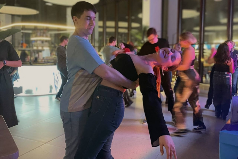 Жители Владивостока отпраздновали Международный день танца латинской вечеринкой