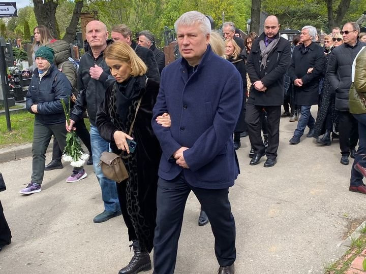 45-летняя ведущая и певица РФ Ольга Орлова после родов сменила имидж