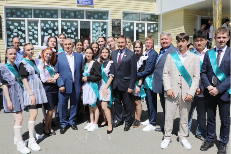 Александр Ролик принял участие в торжественной линейке “Последний звонок” в Артеме