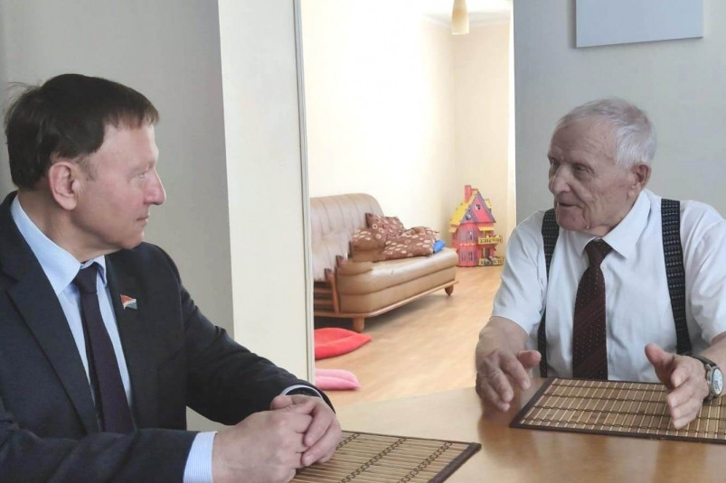 Александр Ролик в преддверии Дня Победы поздравил участника Великой Отечественной войны