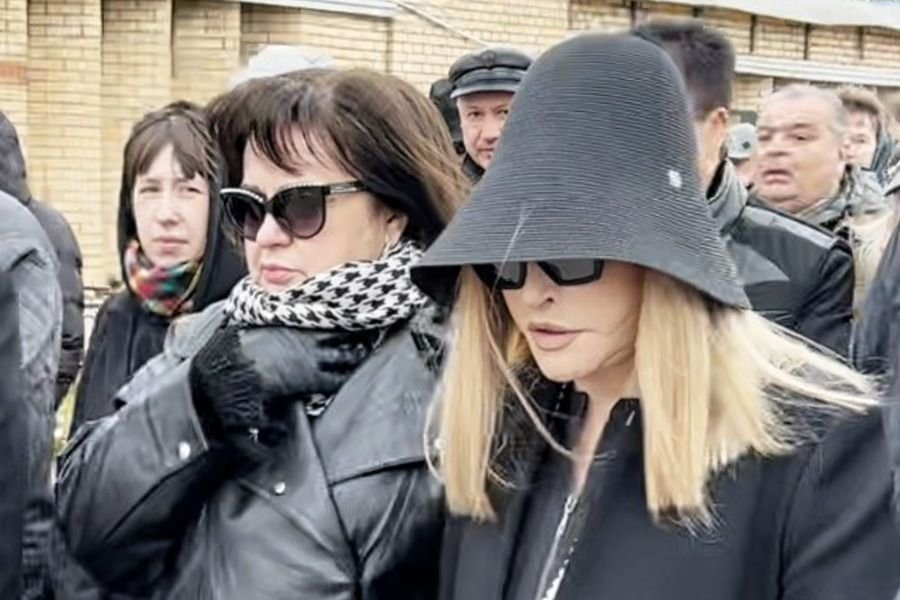 Алла Пугачева попрощалась с 59-летним Валентином Юдашкиным