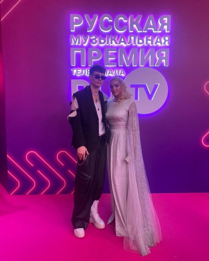 Балерина из РФ Волочкова появилась на премии RU.TV в сопровождении молодого музыканта