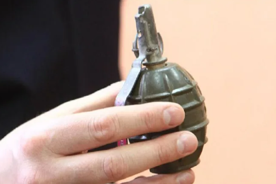 «Baza»: в Новосибирске мужчина в военной форме изнасиловал двух школьниц , угрожая гранатой