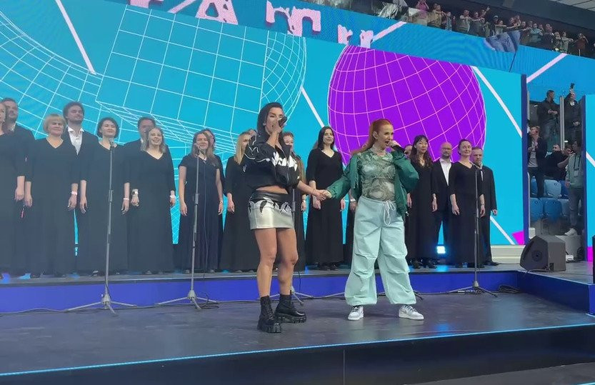 Беременная солистка «Тату» Лена Катина напугала мужа выступлением на стадионе накануне родов