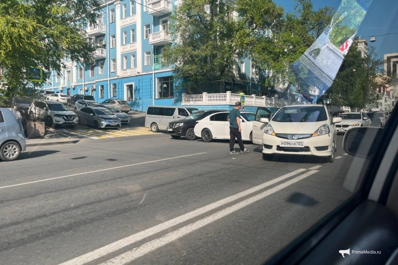 Большая пробка образовывается в центре Владивостока