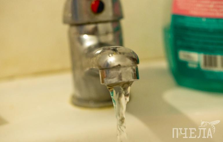 Челябинцам рассказали, почему питьевая вода из-под кранов может стать мутной