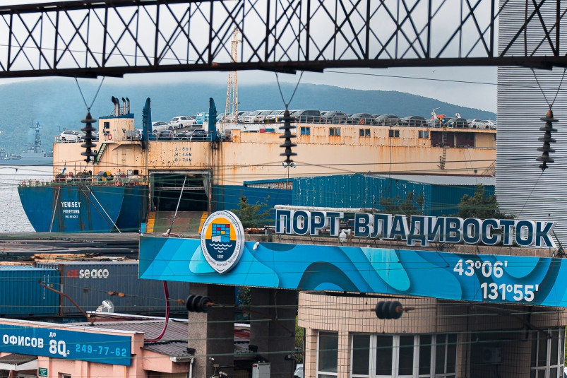 Через порт Владивосток начали возить автомобильные комплекты из Китая в Белоруссию