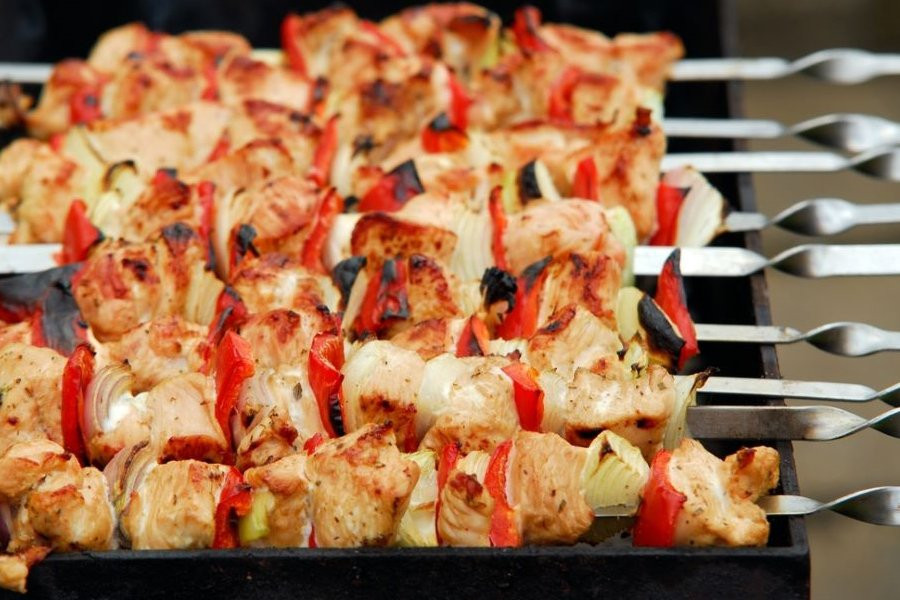 Диетолог Дианова объяснила, почему шашлык из курицы и индейки лучше