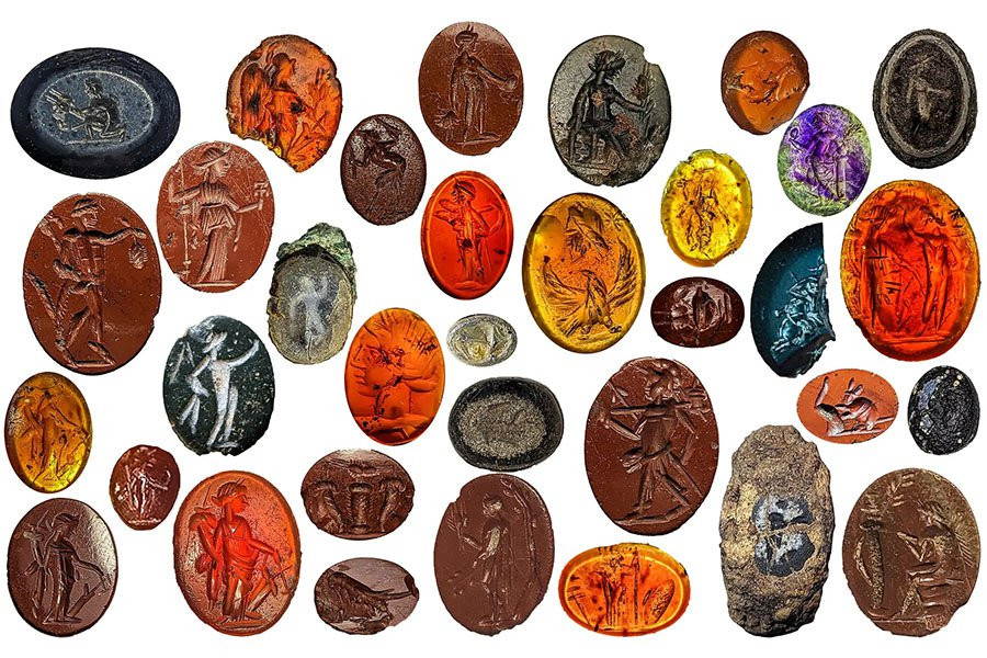 Драгоценные камни глубокой печати, утерянные в канализации, нашли в римской бане