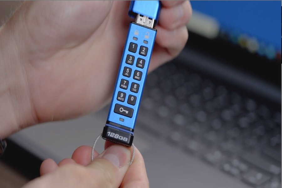 Ironkey Keypad 200 — флешка, которую использовал бы Джеймс Бонд