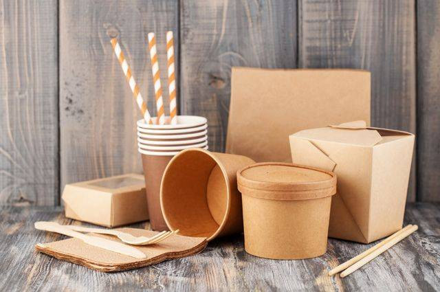 Яркая пластиковая угроза: чем опасна и вредна одноразовая посуда