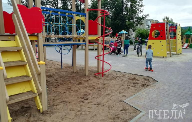 Как распознать скрытые травмы у ребёнка после падения с высоты или удара, рассказали в Минздраве