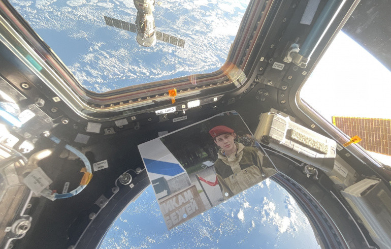 Космонавт доставил на МКС портрет 13-летнего копейчанина, спасшего детей ценой своей жизни