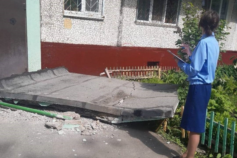 Козырек подъезда многоквартирного дома обвалился во Владивостоке