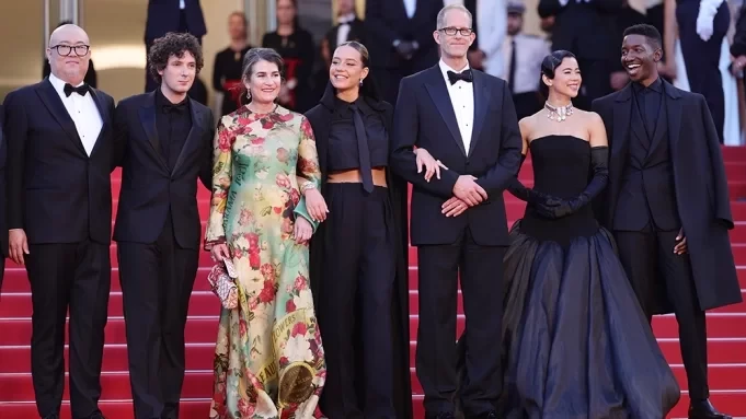 «МК»: звезды закрыли 76-й Каннский кинофестиваль необычными образами