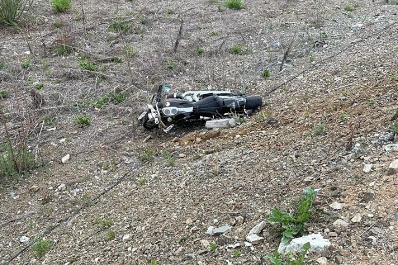 Мотоциклист не справился с управлением и съехал в кювет в Артеме, девушка-пассажир погибла