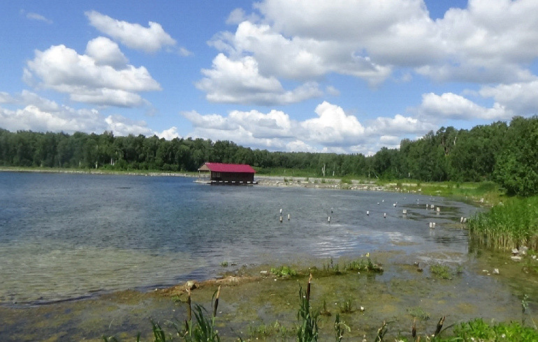 На озере Увильды по решению суда демонтируют незаконный понтон-причал