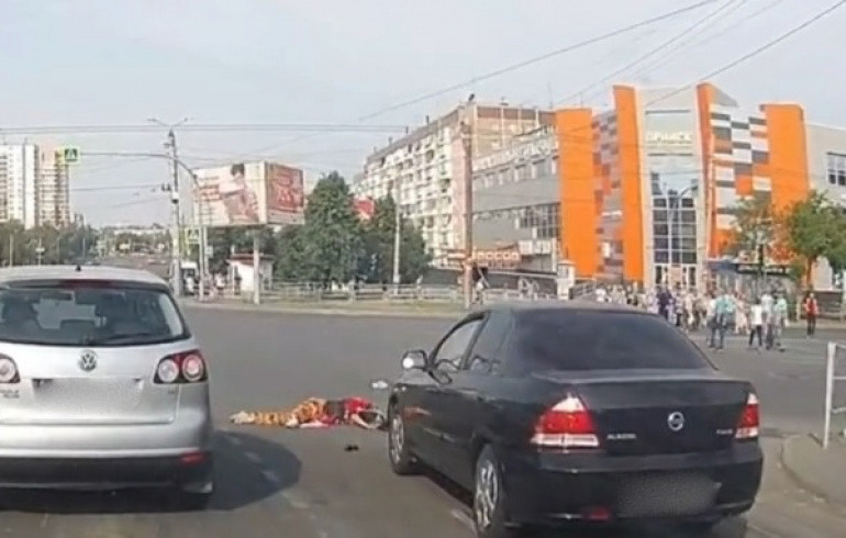 На северо-западе Челябинска иномарка сбила женщину, перебегавшую дорогу на красный