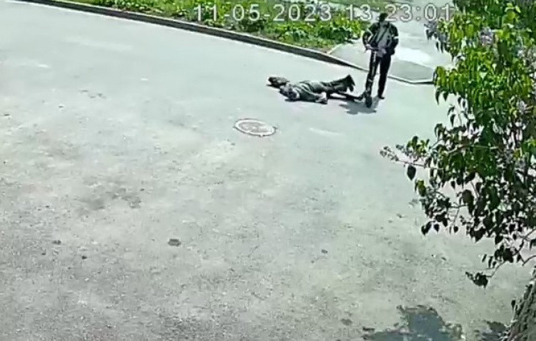 На северо-западе Челябинска самокатчик сбил пенсионерку и скрылся