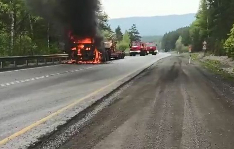 На трассе М-5 в Челябинской области вспыхнула фура