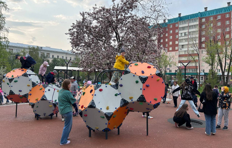 Около обновлённого сквера в Челябинске запустили сухой фонтан и установили игровые комплексы