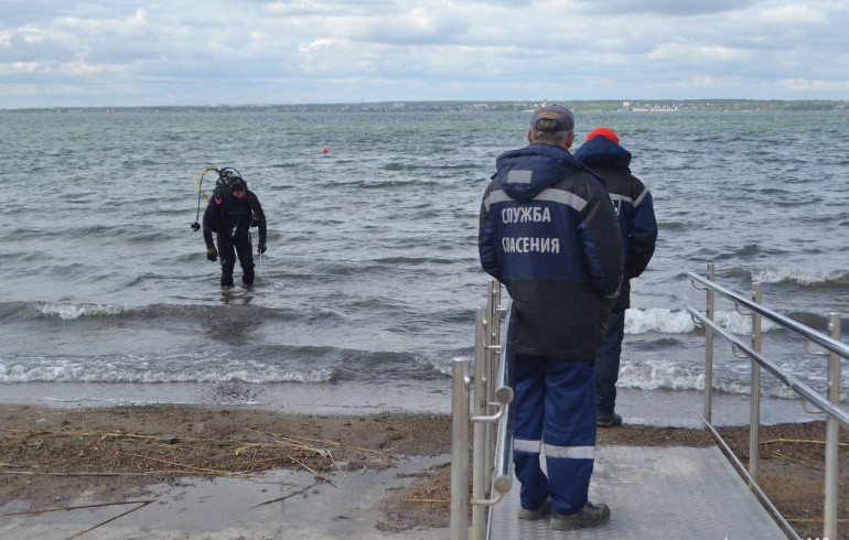 Опасный мусор подняли водолазы со дна челябинских водоёмов в районе популярных пляжей