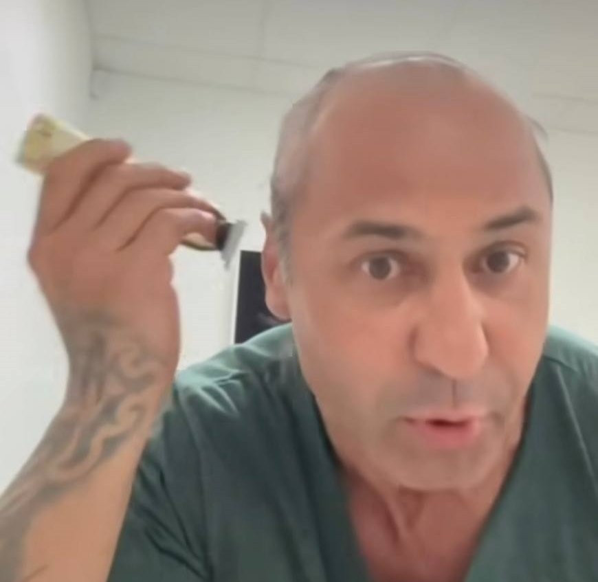 Певец Стас Костюшкин после критики видеоклипа с Еленой Блиновской побрился налысо