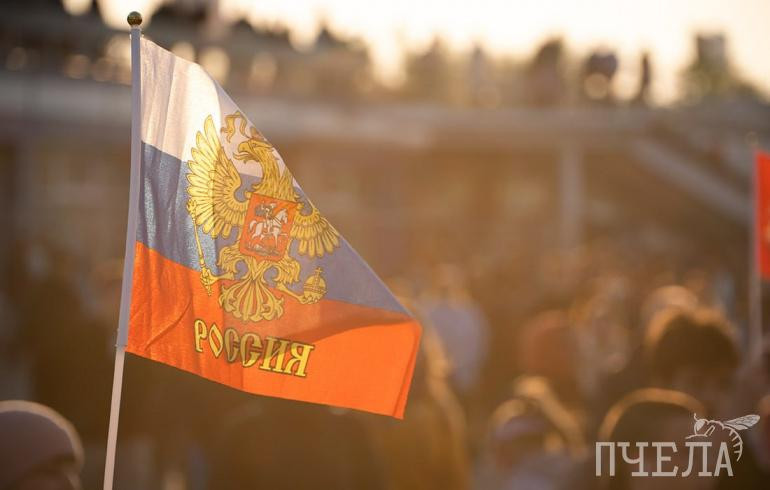 Под хиты Гагариной, поздравление Безрукова и залпы фейерверка: как завершился День Победы в Челябинске