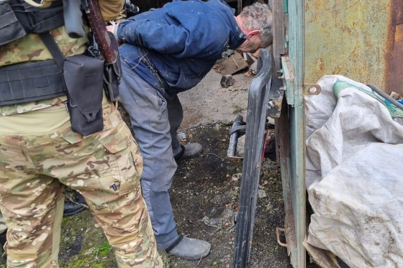 Подозреваемый в убийстве охранника пляжа на Русском острове скрывался в заброшенном бараке