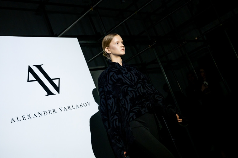 Показ коллекции модельера Александра Варлакова “Тени её крыльев” прошел во Владивостоке
