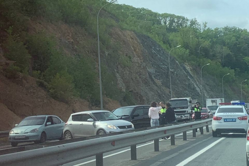 “Полиция на месте, все перекрыто”: серьезное ДТП на главной развязке Владивостока сейчас