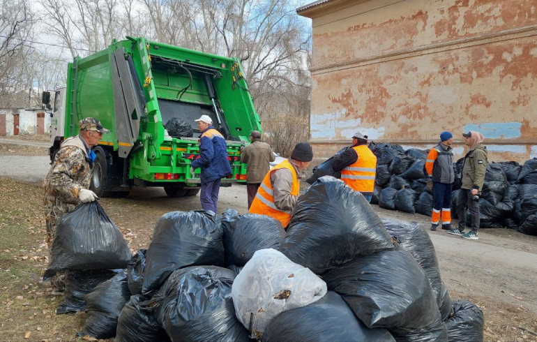 После субботников в Челябинской области подрядчики ЦКС вывезли почти 160 тысяч мешков с листвой
