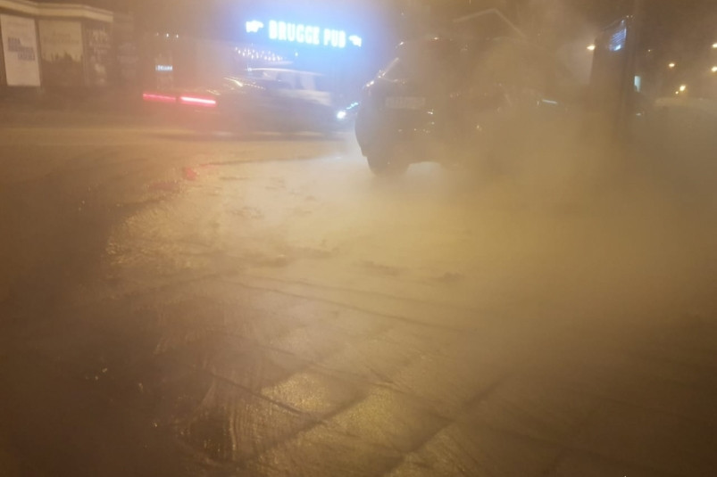 Потоки кипятка в центре Владивостока топят дорогу и тротуары (видео)