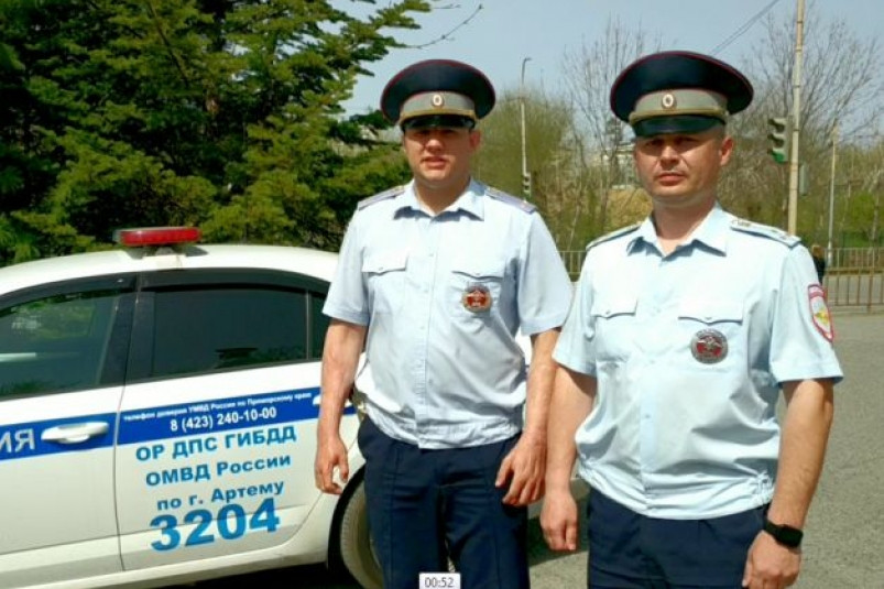 Приморские полицейские спасли мужчину из задымленного помещения