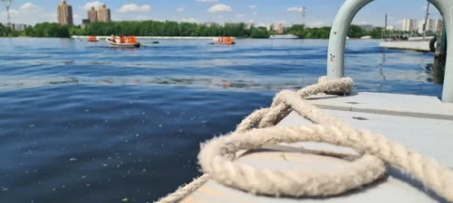 Свыше 100 московских школьников приняли участие в открытии навигации в Морском центре - Новая общественная газета