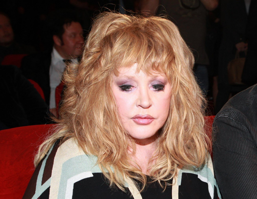 «АиФ»: что пишут об объятиях Аллы Пугачевой с артистами на концерте в Израиле